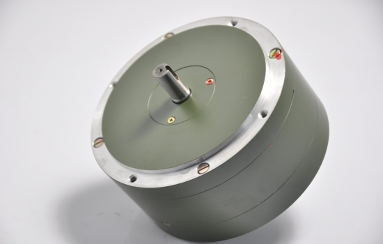 為什么力矩電機的直接驅動是實現高速遠動旋轉呢？